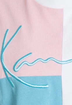 Vendita lampo ⭐ Karl Kani SIGNATURE BLOCK TEE - T-shirt Con Stampa - Light Blue, Donna ✔️ -Sconto Karl Kani in Italia 6230c3b323304fb9a0565a4e3099a862