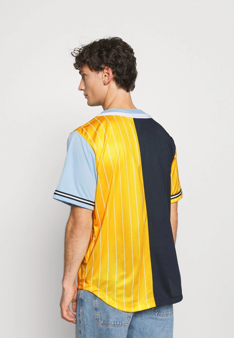 Buono ✔️ Karl Kani COLLEGE BLOCK PINSTRIPE ⚾ BASEBALL - T-shirt Con Stampa - Yellow, Uomo 😀 5 Buono ✔️ Karl Kani COLLEGE BLOCK PINSTRIPE ⚾ BASEBALL - T-shirt Con Stampa - Yellow, Uomo 😀 - immagine 3