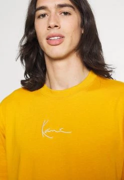 Presa 🔥 Karl Kani SMALL SIGNATURE ESSENTIAL TEE UNISEX - T-shirt Basic - Dark Yellow 😉 -Sconto Karl Kani in Italia 6295b3595eff4ad48bfc909f6496fd40