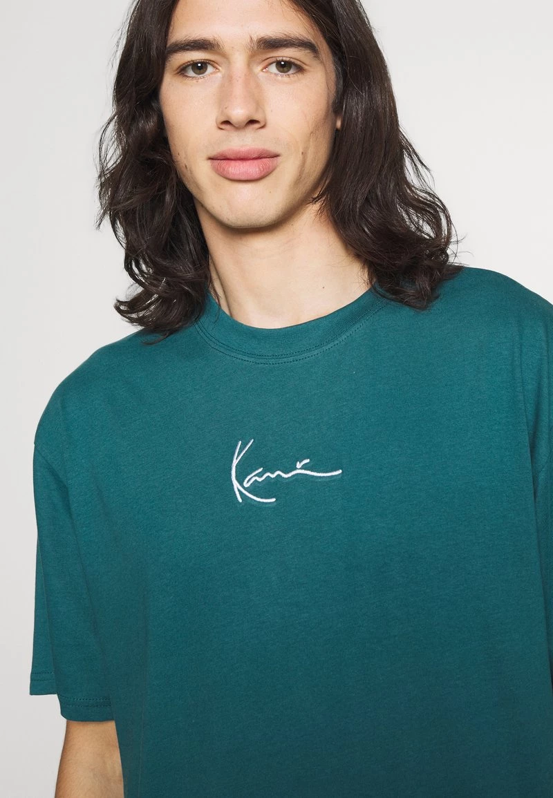 Migliore vendita π Karl Kani SMALL SIGNATURE ESSENTIAL TEE UNISEX - T-shirt Basic - Petrol π 7 Migliore vendita π Karl Kani SMALL SIGNATURE ESSENTIAL TEE UNISEX - T-shirt Basic - Petrol π - immagine 5