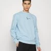 Sconto 👍 Karl Kani SMALL SIGANTURE CREW UNISEX - Felpa - Light Blue ⌛ -Sconto Karl Kani in Italia 6c0f887eed674489960d66b8639b1abc