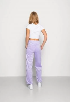 Vendita calda 👍 Karl Kani SMALL SIGNATURE PANTS - Pantaloni Sportivi - Lila, Donna 🧨 -Sconto Karl Kani in Italia 6e5961cf7b154ad5bb1f0255e2374d0b
