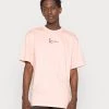 Bilancio 💯 Karl Kani SIGNATURE TEE UNISEX - T-shirt Basic - Light Rose 😉 -Sconto Karl Kani in Italia 6e84deaf37f74a3c868a6542710c098b
