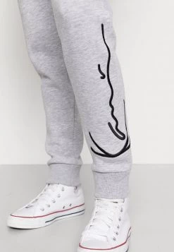 Miglior prezzo π Karl Kani SIGNATURE PANTS - Pantaloni Sportivi - Ash Grey, Donna β 11 Miglior prezzo π Karl Kani SIGNATURE PANTS - Pantaloni Sportivi - Ash Grey, Donna β -Sconto Karl Kani in Italia 785f4b253432499ab958d019e89b3276
