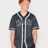 Sconto 🧨 Karl Kani SERIF ⚾ BASEBALL UNISEX - Cardigan - Black 😍 -Sconto Karl Kani in Italia 7a879c16501747d4a5421b663cd4802e