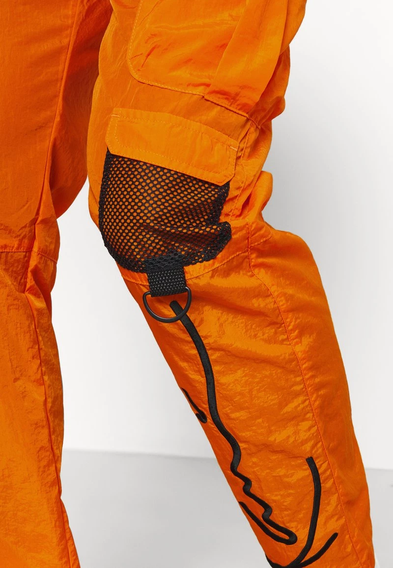 Nuovo di zecca βοΈ Karl Kani SIGNATURE CRINCLE PANTS UNISEX - Pantaloni Cargo - Orange π 6 Nuovo di zecca βοΈ Karl Kani SIGNATURE CRINCLE PANTS UNISEX - Pantaloni Cargo - Orange π - immagine 4