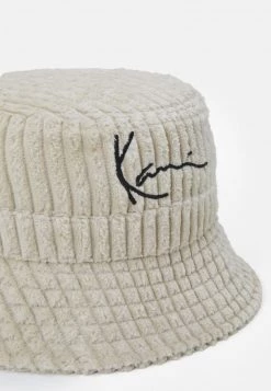 Miglior offerta ✨ Karl Kani SIGNATURE FUZZY BUCKET HAT UNISEX - Cappello - Sand 🥰 -Sconto Karl Kani in Italia 7bf4ab8158bd4b61bf478aeb73bcb234