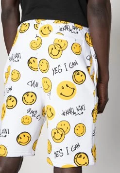 A buon mercato ✨ KARL KANI X SMILEY® SMALL SIGNATURE UNISEX - Shorts - White ✨ -Sconto Karl Kani in Italia 7cb74dd4a6884505b129aa4f7a3a6224