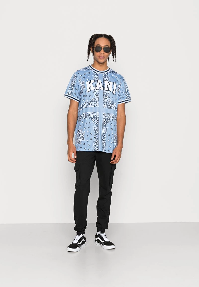 Bilancio π Karl Kani UNISEX SERIF TEE - T-shirt Con Stampa - Blue π 4 Bilancio π Karl Kani UNISEX SERIF TEE - T-shirt Con Stampa - Blue π - immagine 2