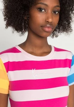 Vendita all'ingrosso 👍 Karl Kani SMALL SIGNATURE TIGHT TEE - T-shirt Con Stampa - Pink, Donna 😍 -Sconto Karl Kani in Italia 7f2892935fd84c1cbbefa4775defe871