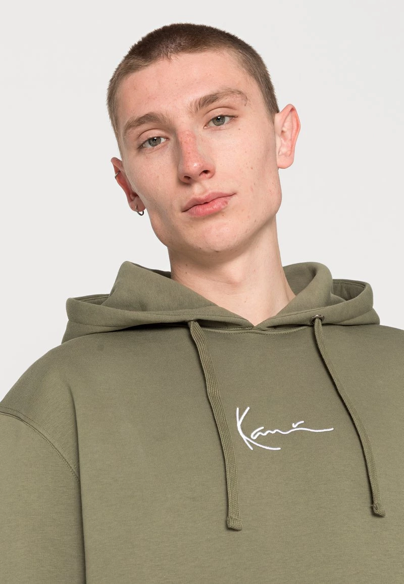 Miglior offerta 🤩 Karl Kani SMALL SIGNATURE ESSENTIAL HOODIE UNISEX - Felpa - Military Green 🥰 7 Miglior offerta 🤩 Karl Kani SMALL SIGNATURE ESSENTIAL HOODIE UNISEX - Felpa - Military Green 🥰 - immagine 5