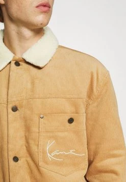 Vendita calda 🔥 Karl Kani CHEST SIGNATURE 👕 SHIRT JACKET UNISEX - Giacca Da Mezza Stagione - Sand 🔔 -Sconto Karl Kani in Italia 8632846b1af54b7a87f18689cad2554c