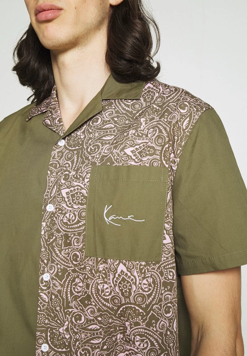 Nuovo di zecca βοΈ Karl Kani CHEST SIGNATURE PAISLEY BLOCK RESORT π SHIRT - Camicia - Sand, Uomo π 7 Nuovo di zecca βοΈ Karl Kani CHEST SIGNATURE PAISLEY BLOCK RESORT π SHIRT - Camicia - Sand, Uomo π - immagine 5