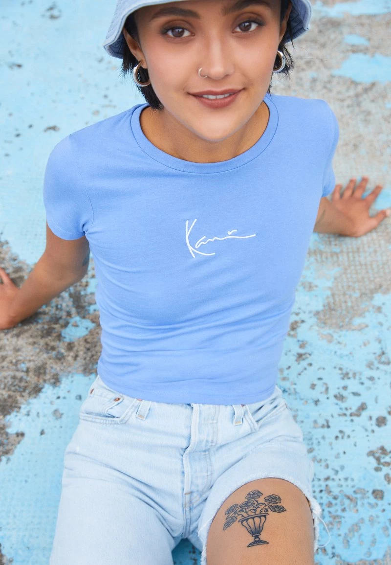 I primi 10 π€© Karl Kani SIGNATURE - T-shirt Con Stampa - Blue, Donna π 5 I primi 10 π€© Karl Kani SIGNATURE - T-shirt Con Stampa - Blue, Donna π - immagine 3