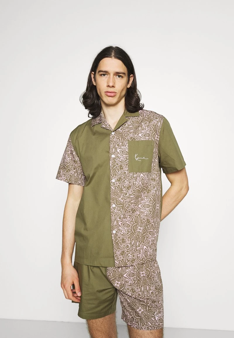 Nuovo di zecca βοΈ Karl Kani CHEST SIGNATURE PAISLEY BLOCK RESORT π SHIRT - Camicia - Sand, Uomo π 3 Nuovo di zecca βοΈ Karl Kani CHEST SIGNATURE PAISLEY BLOCK RESORT π SHIRT - Camicia - Sand, Uomo π