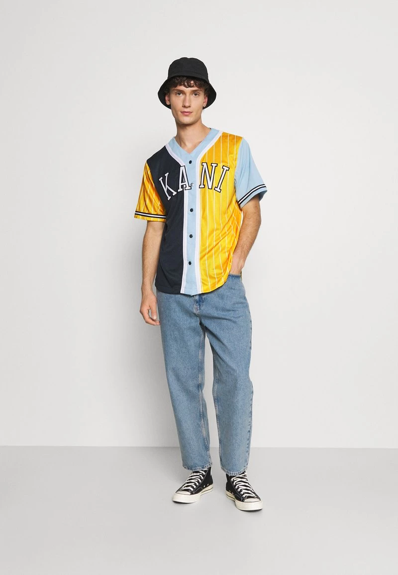 Buono ✔️ Karl Kani COLLEGE BLOCK PINSTRIPE ⚾ BASEBALL - T-shirt Con Stampa - Yellow, Uomo 😀 4 Buono ✔️ Karl Kani COLLEGE BLOCK PINSTRIPE ⚾ BASEBALL - T-shirt Con Stampa - Yellow, Uomo 😀 - immagine 2