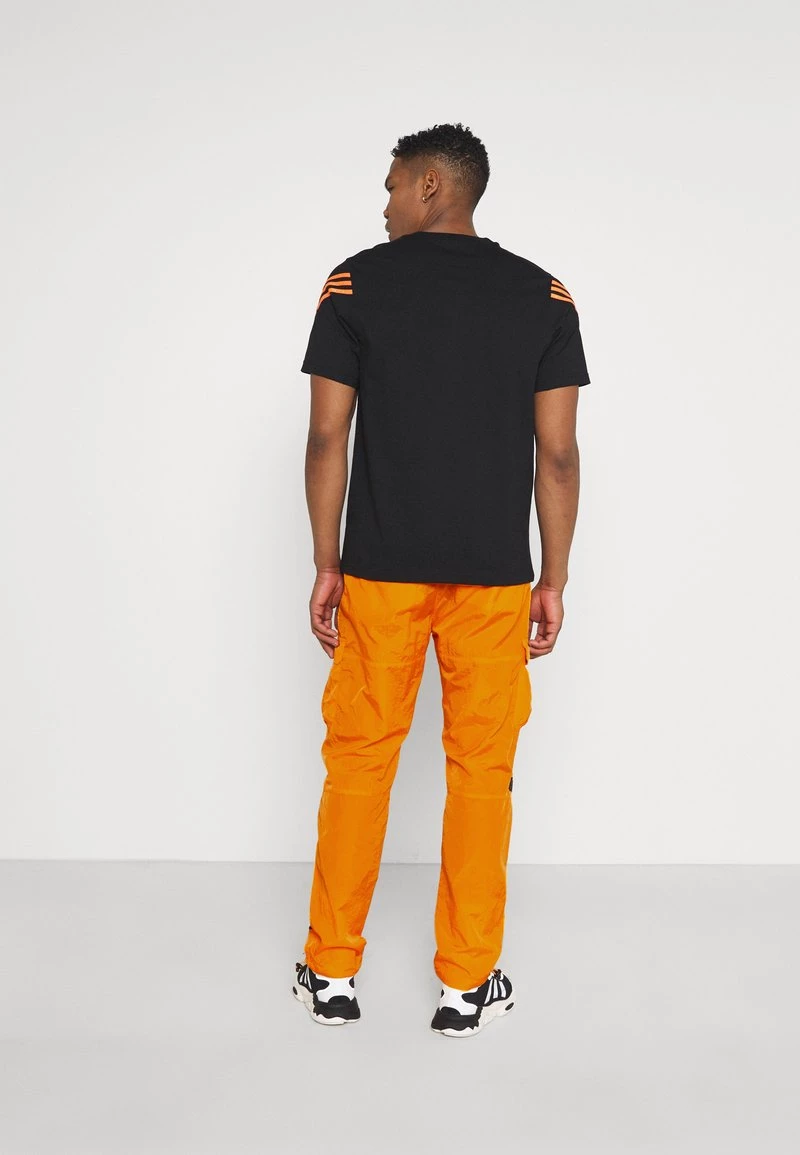 Nuovo di zecca βοΈ Karl Kani SIGNATURE CRINCLE PANTS UNISEX - Pantaloni Cargo - Orange π 5 Nuovo di zecca βοΈ Karl Kani SIGNATURE CRINCLE PANTS UNISEX - Pantaloni Cargo - Orange π - immagine 3