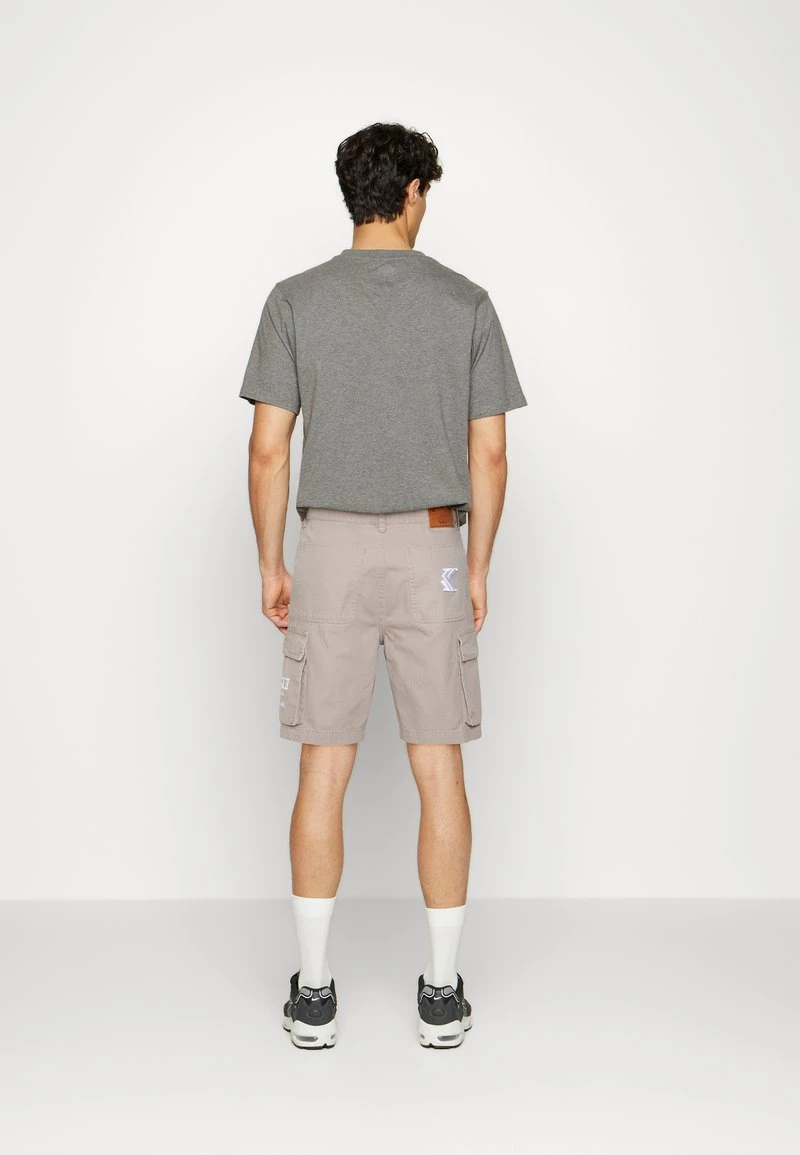 Miglior prezzo π Karl Kani RETRO HERRINGBONE - Shorts - Taupe, Uomo β 5 Miglior prezzo π Karl Kani RETRO HERRINGBONE - Shorts - Taupe, Uomo β - immagine 3