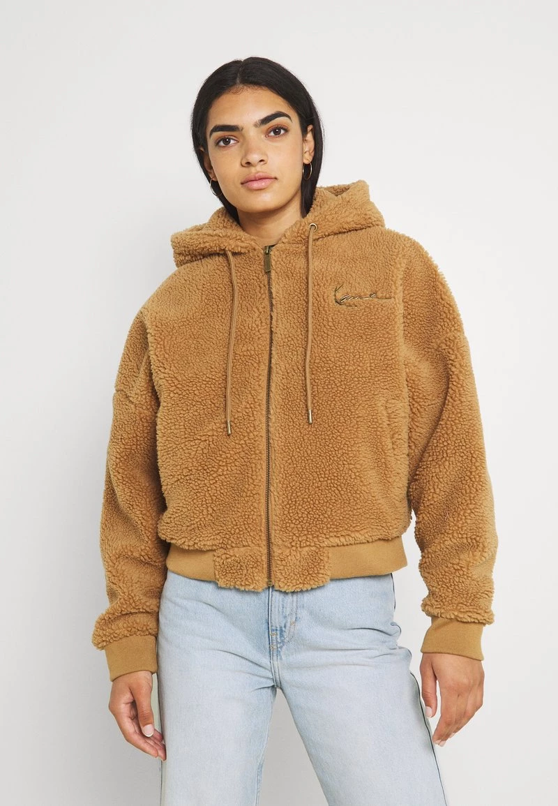 Vendita all'ingrosso 🤩 Karl Kani SIGNATURE - Giacca In Pile - Sand, Donna ✔️ 3 Vendita all'ingrosso 🤩 Karl Kani SIGNATURE - Giacca In Pile - Sand, Donna ✔️