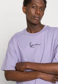 Bilancio 😀 Karl Kani SIGNATURE TEE UNISEX - T-shirt Basic - Lilac 🌟 -Sconto Karl Kani in Italia 92291fbed6a245e2a16361e6284f6d78