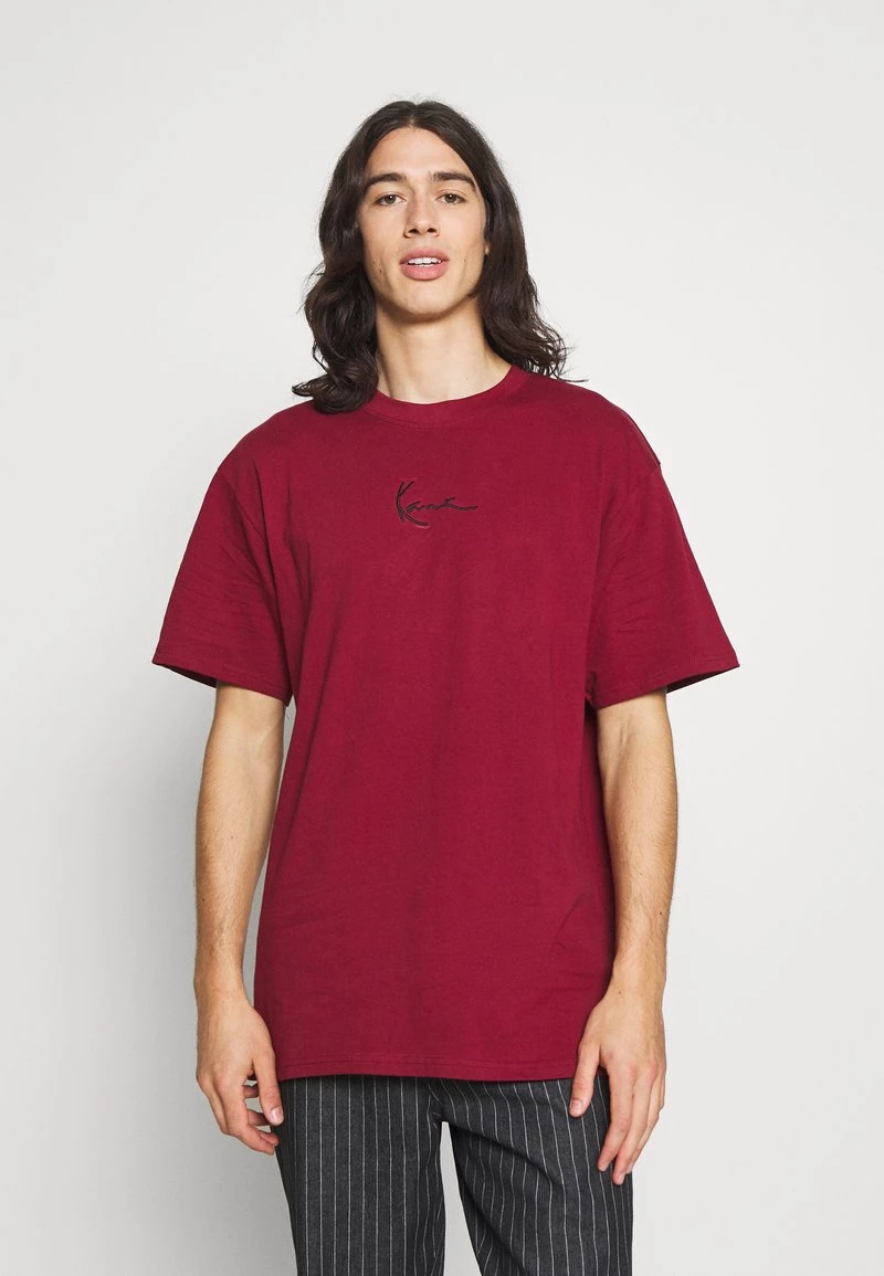 Miglior prezzo ❤️ Karl Kani SIGNATURE ESSENTIAL TEE UNISEX - T-shirt Basic - Dark Red ⌛ 3 Miglior prezzo ❤️ Karl Kani SIGNATURE ESSENTIAL TEE UNISEX - T-shirt Basic - Dark Red ⌛