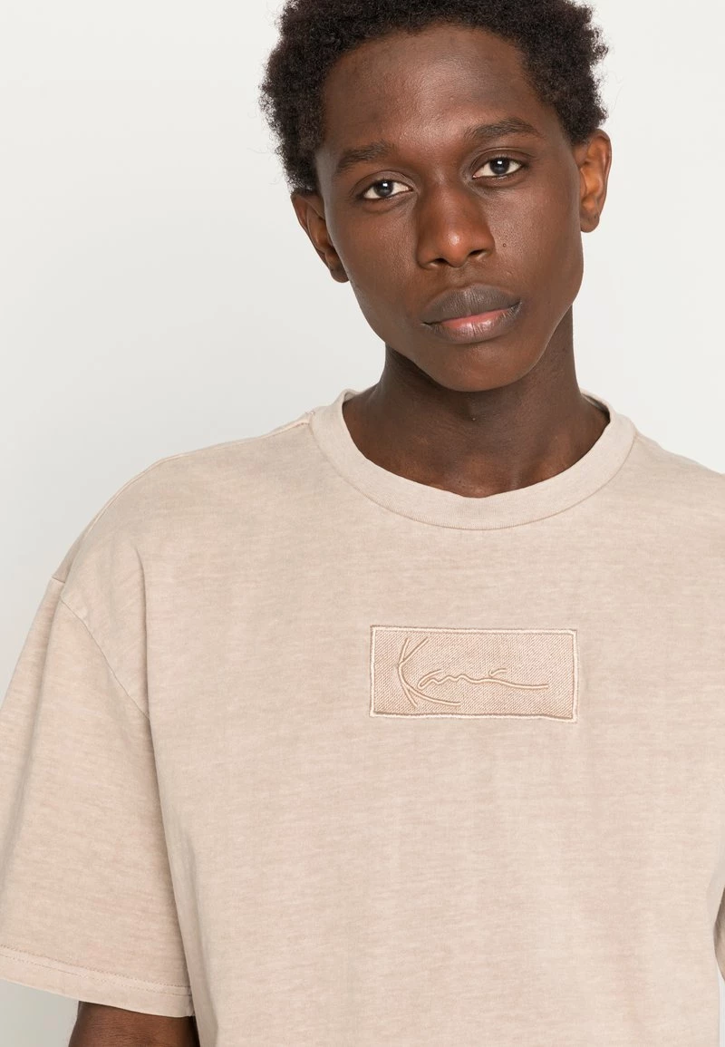 Migliore vendita π Karl Kani SIGNATURE BOX TEE UNISEX - T-shirt Basic - Taupe π― 7 Migliore vendita π Karl Kani SIGNATURE BOX TEE UNISEX - T-shirt Basic - Taupe π― - immagine 5