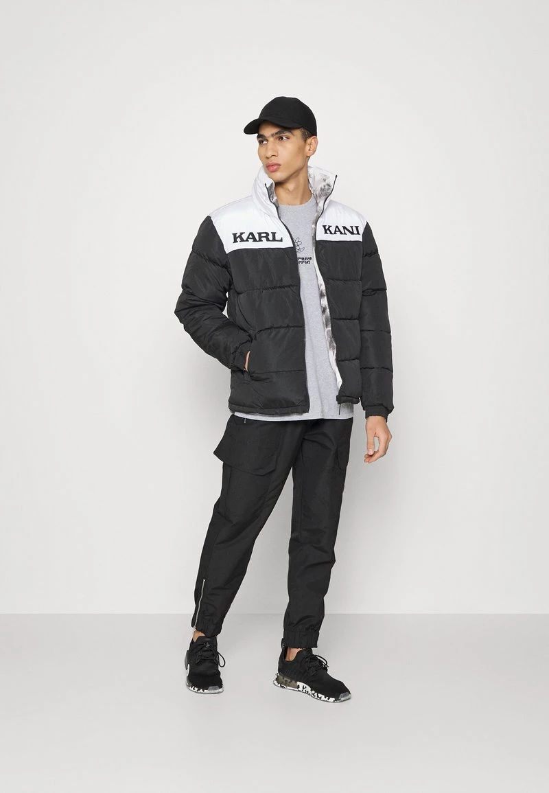 Bilancio π Karl Kani RETRO REVERSIBLE BLOCK PUFFER JACKET UNISEX - Giacca Da Mezza Stagione - Black β€οΈ 4 Bilancio π Karl Kani RETRO REVERSIBLE BLOCK PUFFER JACKET UNISEX - Giacca Da Mezza Stagione - Black β€οΈ - immagine 2