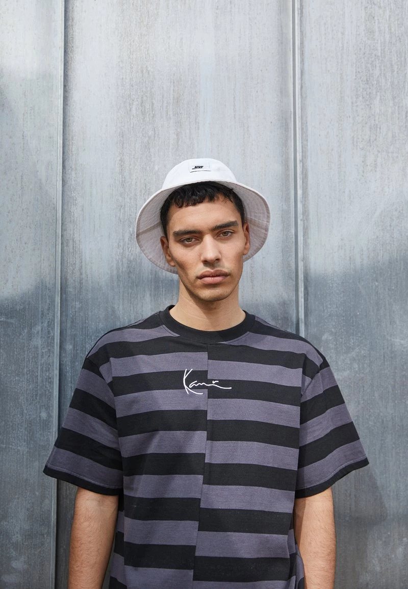 Miglior offerta π Karl Kani UNISEX SMALL SIGNATURE SPLIT STRIPE TEE - T-shirt Con Stampa - Dark Grey 𧨠5 Miglior offerta π Karl Kani UNISEX SMALL SIGNATURE SPLIT STRIPE TEE - T-shirt Con Stampa - Dark Grey 𧨠- immagine 3