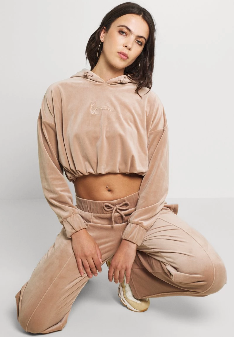 Nuovo di zecca 🧨 Karl Kani SMALL SIGNATURE CROP VELVET HOODIE - Felpa Con Cappuccio - Dark Sand, Donna 🧨 6 Nuovo di zecca 🧨 Karl Kani SMALL SIGNATURE CROP VELVET HOODIE - Felpa Con Cappuccio - Dark Sand, Donna 🧨 - immagine 4