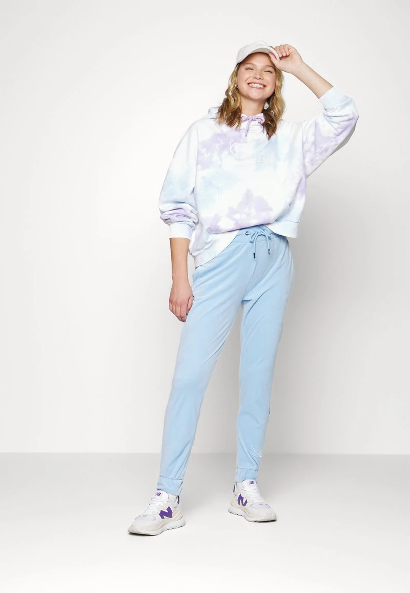 A buon mercato π Karl Kani SIGNATURE TIE DYE HOODIE - Felpa - White/lilac/light Blue, Donna π 4 A buon mercato π Karl Kani SIGNATURE TIE DYE HOODIE - Felpa - White/lilac/light Blue, Donna π - immagine 2