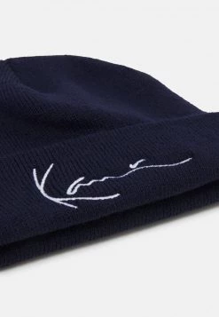 Bilancio ⭐ Karl Kani SIGNATURE FISHERMAN BEANIE UNISEX - Berretto - Navy ✔️ -Sconto Karl Kani in Italia ac07eb2852774b0f9564779e1382c34a