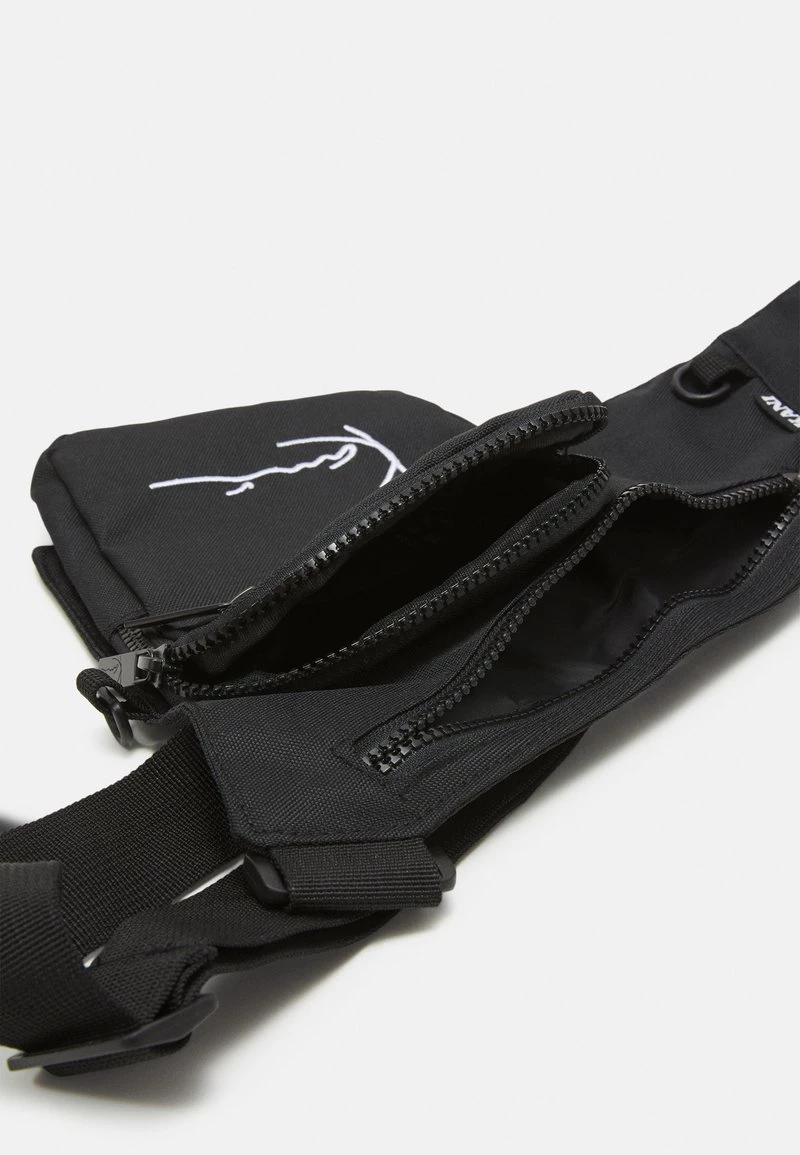 Migliore vendita β Karl Kani SIGNATURE CROSSBODY BAG UNISEX - Borsa A Tracolla - Black π€© 5 Migliore vendita β Karl Kani SIGNATURE CROSSBODY BAG UNISEX - Borsa A Tracolla - Black π€© - immagine 3