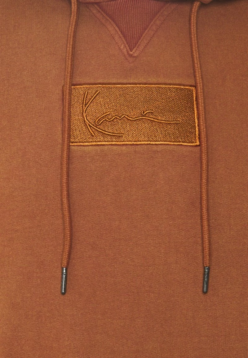 Nuovo di zecca π Karl Kani SMALL SIGNATURE BOX WASHED HOODIE UNISEX - Felpa - Dark Orange π₯° 9 Nuovo di zecca π Karl Kani SMALL SIGNATURE BOX WASHED HOODIE UNISEX - Felpa - Dark Orange π₯° - immagine 7