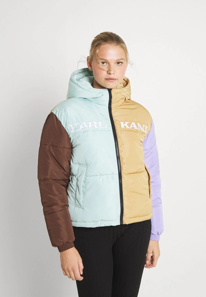 Offerte π₯° Karl Kani RETRO BLOCK HOODED PUFFER JACKET - Giacca Invernale - Sand, Donna π 3 Offerte π₯° Karl Kani RETRO BLOCK HOODED PUFFER JACKET - Giacca Invernale - Sand, Donna π