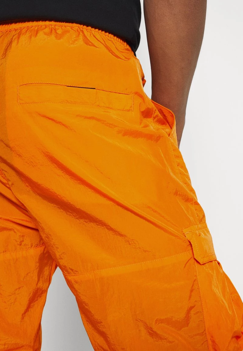 Nuovo di zecca βοΈ Karl Kani SIGNATURE CRINCLE PANTS UNISEX - Pantaloni Cargo - Orange π 7 Nuovo di zecca βοΈ Karl Kani SIGNATURE CRINCLE PANTS UNISEX - Pantaloni Cargo - Orange π - immagine 5
