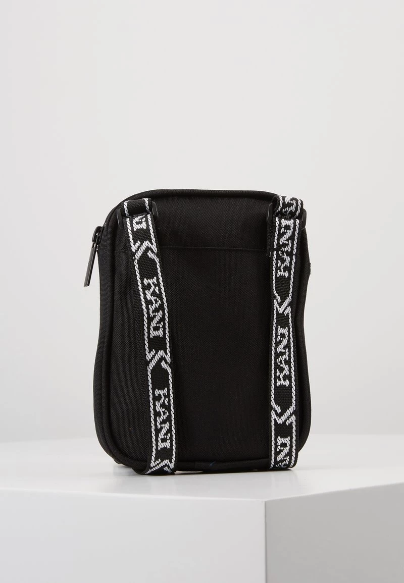 Vendita all'ingrosso π₯ Karl Kani SIGNATURE TAPE MESSENGER BAG - Borsa A Tracolla - Black/white, Unisex π 6 Vendita all'ingrosso π₯ Karl Kani SIGNATURE TAPE MESSENGER BAG - Borsa A Tracolla - Black/white, Unisex π - immagine 4