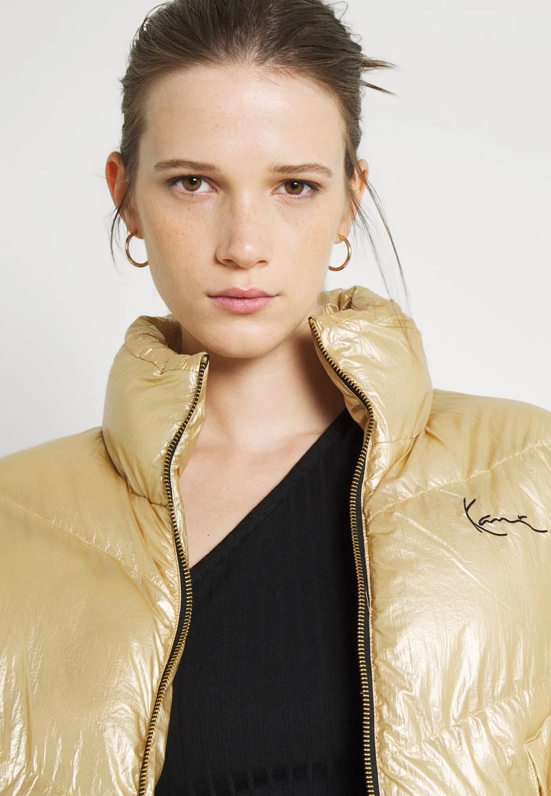 Bilancio ⭐ Karl Kani CHEST SIGNATURE PUFFER JACKET - Giacca Invernale - Gold, Donna ✔️ 6 Bilancio ⭐ Karl Kani CHEST SIGNATURE PUFFER JACKET - Giacca Invernale - Gold, Donna ✔️ - immagine 4