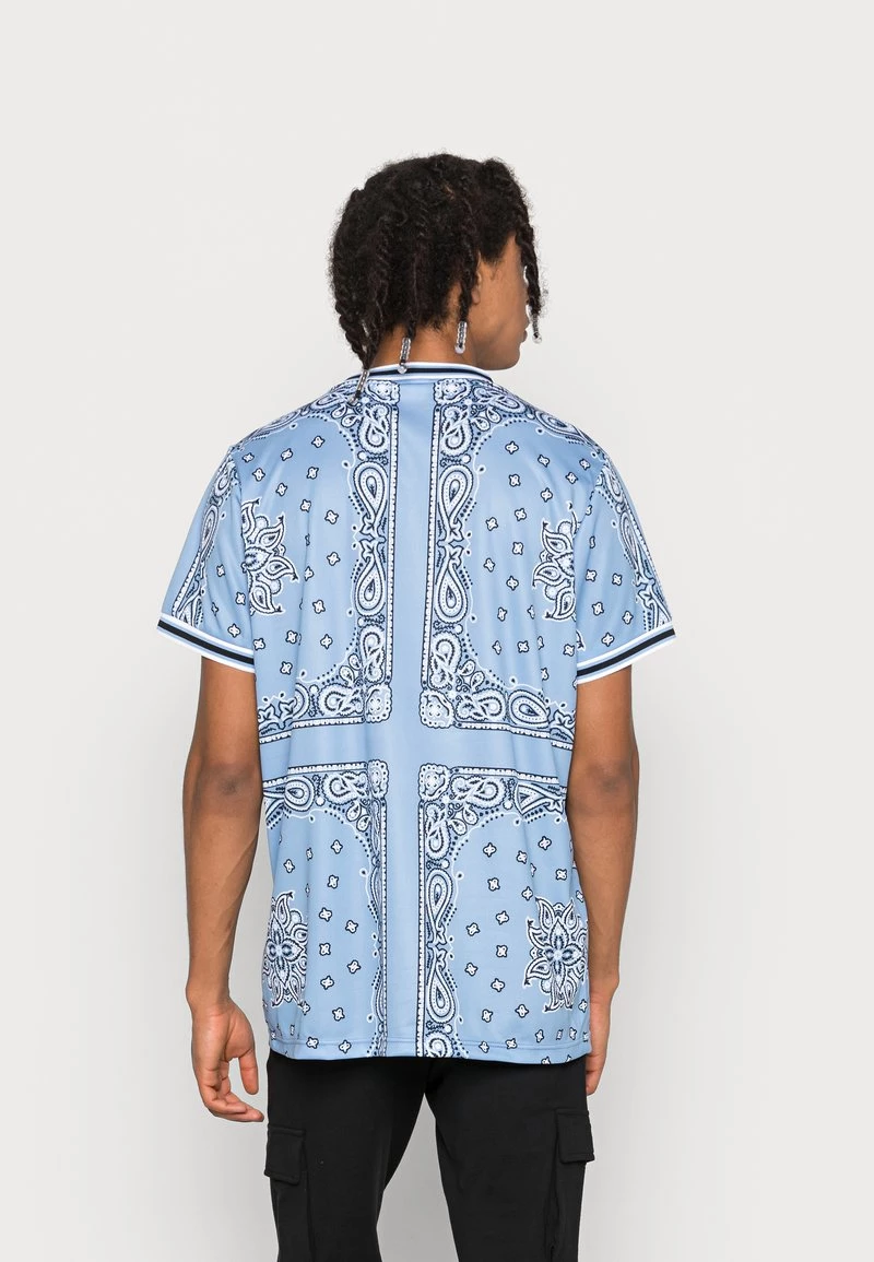 Bilancio π Karl Kani UNISEX SERIF TEE - T-shirt Con Stampa - Blue π 5 Bilancio π Karl Kani UNISEX SERIF TEE - T-shirt Con Stampa - Blue π - immagine 3