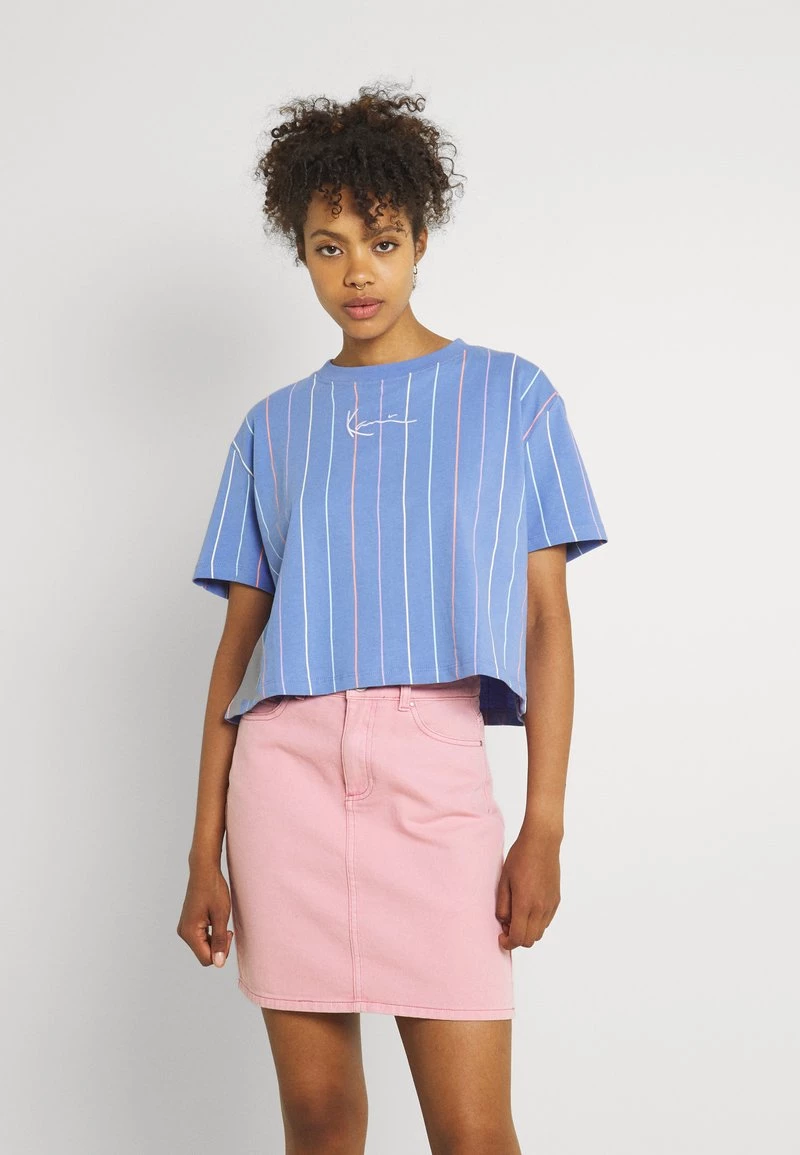 Bilancio π Karl Kani SMALL SIGNATURE SHORT PINSTRIPE TEE - T-shirt Con Stampa - Blue, Donna π 3 Bilancio π Karl Kani SMALL SIGNATURE SHORT PINSTRIPE TEE - T-shirt Con Stampa - Blue, Donna π