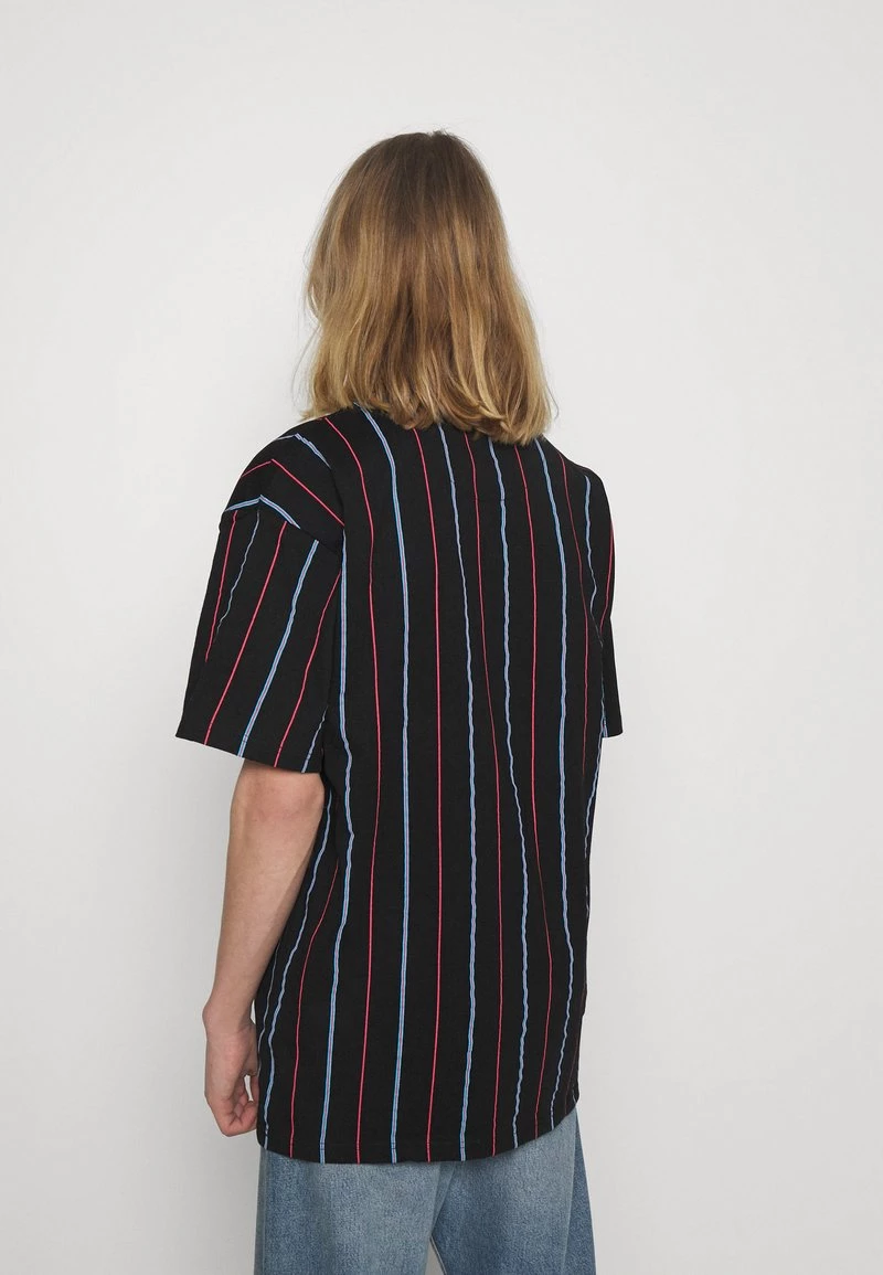 Migliore vendita π Karl Kani SMALL SIGNATURE PINSTRIPE TEE - T-shirt Con Stampa - Black, Uomo π 5 Migliore vendita π Karl Kani SMALL SIGNATURE PINSTRIPE TEE - T-shirt Con Stampa - Black, Uomo π - immagine 3