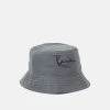 Sconto 💯 Karl Kani SIGNATURE REFLECTIVE BUCKET HAT - Cappello - Silver, Unisex 🛒 -Sconto Karl Kani in Italia be5c7d758219480cbd476f5ad88344dc