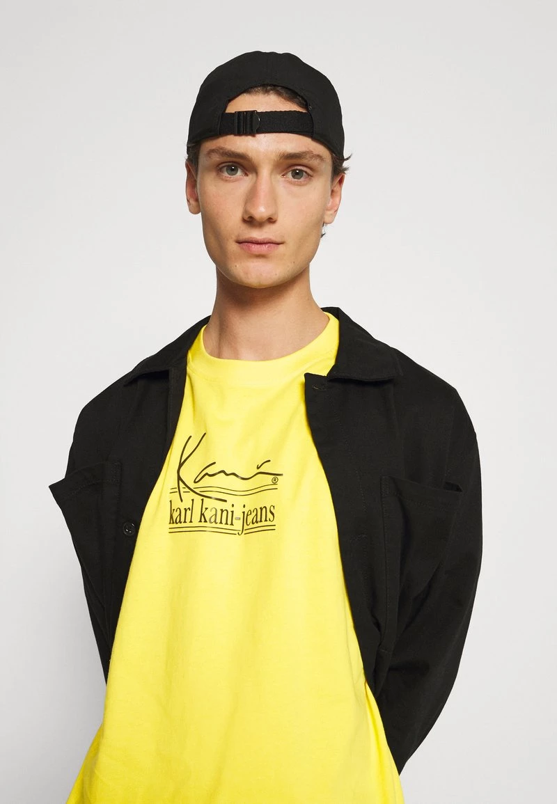 A buon mercato π Karl Kani SIGNATURE TEE UNISEX - T-shirt Con Stampa - Yellow π 6 A buon mercato π Karl Kani SIGNATURE TEE UNISEX - T-shirt Con Stampa - Yellow π - immagine 4