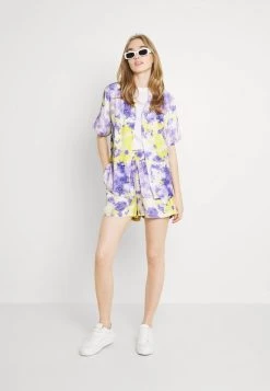 Vendita all'ingrosso 🌟 Karl Kani SMALL SIGNATURE PAISLEY RESORT - Shorts - Lilac, Donna 😍 -Sconto Karl Kani in Italia cb7ba64ce3814576803a2b1d2ea575ed