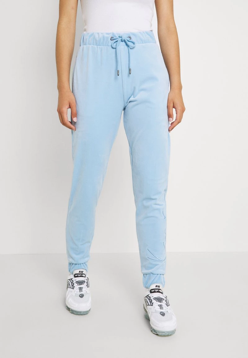 Bilancio ⌛ Karl Kani SIGNATURE VELVET PANTS - Pantaloni Sportivi - Light Blue, Donna ⌛ 3 Bilancio ⌛ Karl Kani SIGNATURE VELVET PANTS - Pantaloni Sportivi - Light Blue, Donna ⌛