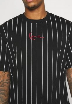 Il più economico 🤩 Karl Kani SMALL SIGNATURE PINSTRIPE TEE UNISEX - T-shirt Con Stampa - Black/white 😀 -Sconto Karl Kani in Italia cdd2ff0ec58c49288a8896462c9fb79f