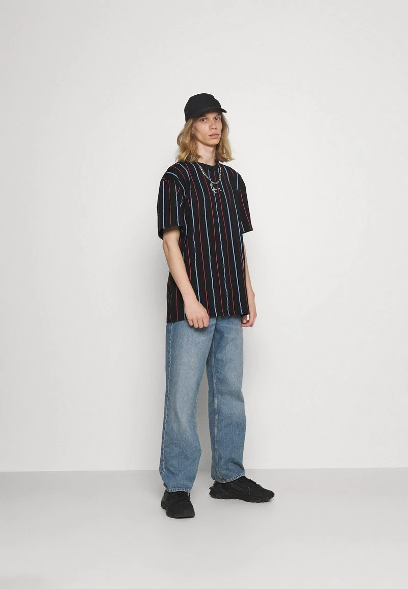 Migliore vendita π Karl Kani SMALL SIGNATURE PINSTRIPE TEE - T-shirt Con Stampa - Black, Uomo π 4 Migliore vendita π Karl Kani SMALL SIGNATURE PINSTRIPE TEE - T-shirt Con Stampa - Black, Uomo π - immagine 2
