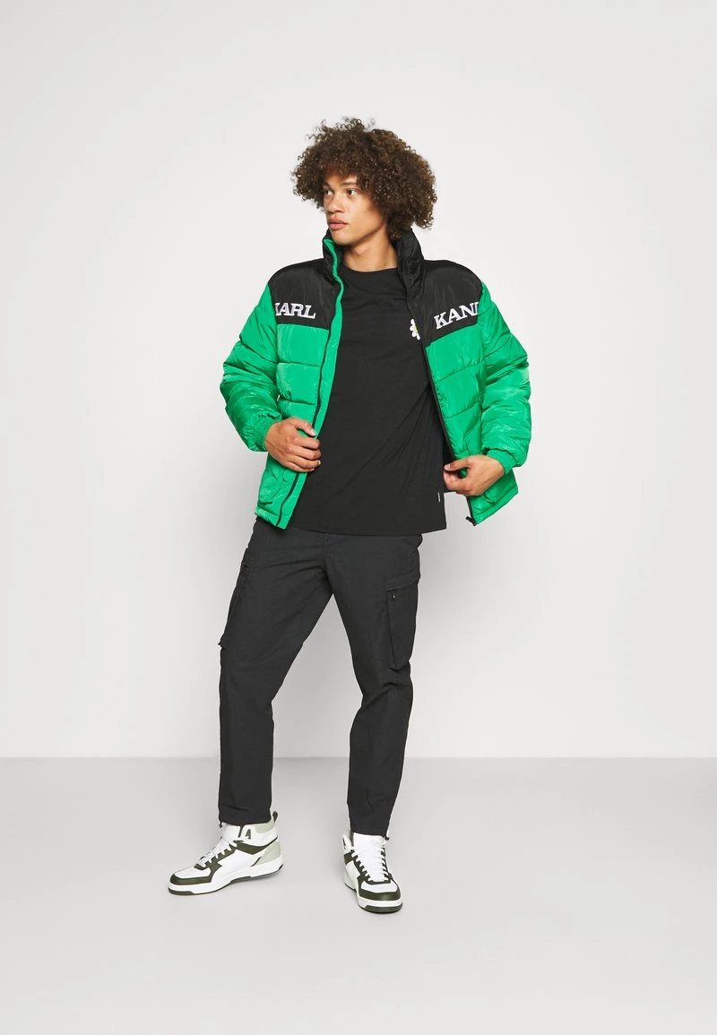 Vendita all'ingrosso π Karl Kani RETRO BLOCK PUFFER JACKET UNISEX - Giacca Invernale - Black/green π 4 Vendita all'ingrosso π Karl Kani RETRO BLOCK PUFFER JACKET UNISEX - Giacca Invernale - Black/green π - immagine 2