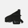 Migliore vendita ⌛ Karl Kani SIGNATURE CROSSBODY BAG UNISEX - Borsa A Tracolla - Black 🤩 -Sconto Karl Kani in Italia d0350a95b51849d28c8b1c368bff1689