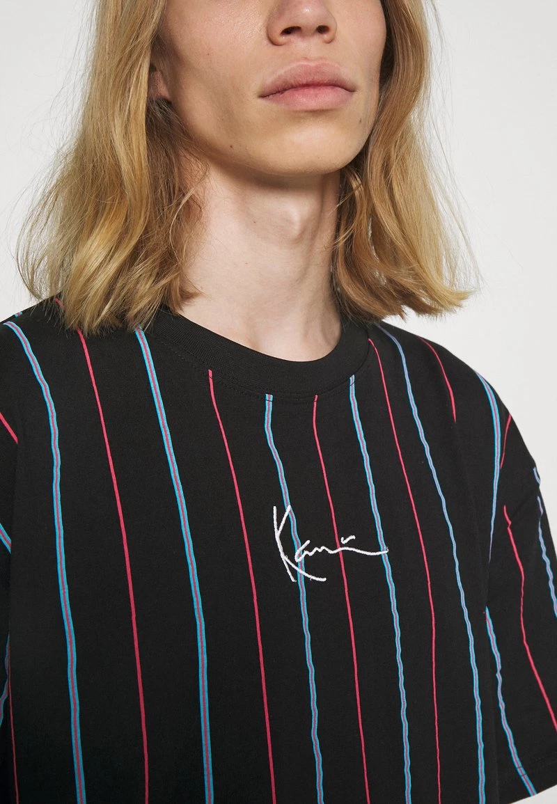 Migliore vendita π Karl Kani SMALL SIGNATURE PINSTRIPE TEE - T-shirt Con Stampa - Black, Uomo π 7 Migliore vendita π Karl Kani SMALL SIGNATURE PINSTRIPE TEE - T-shirt Con Stampa - Black, Uomo π - immagine 5