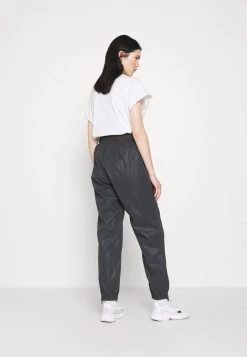 Offerte 🛒 Karl Kani RETRO REFLECTIVE TRACKPANTS - Pantaloni Sportivi - Black, Donna 🤩 -Sconto Karl Kani in Italia d5bd3c3485164d1dafa6c0fad4d85b2d